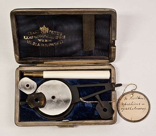 Skrin med instrumenter til øyet. «Dr. Bortheu`s refractions-ophthalmoscop». Innlemmet i samlingen i 1889. Fotograf Carina Knudsen.