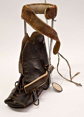 Ortopedisk sko med skinne for klumpfot (pes varus). Innlemmet i samlingen i 1864. Fotograf Carina Knudsen.