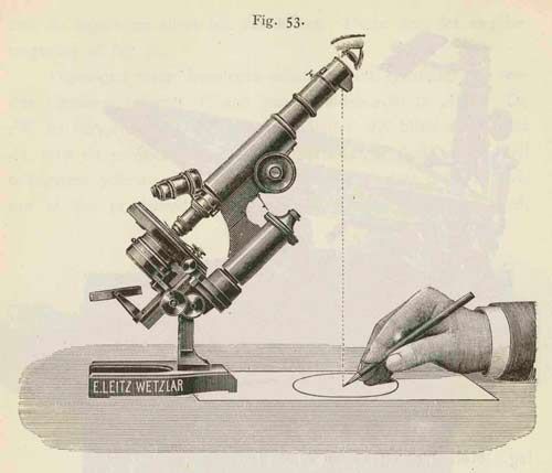 Mikroskop (Leitz, Wetzlar) med tegneokular så prismet vender tilbake mot iakttakeren.
