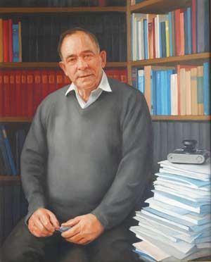 Øivind Larsen (1938-) er professor emeritus i medisinhistorie, og har vært formann i Det norske medicinske selskab i mange år. Det er Larsen som har laget boken med selskapets portrettsamling som vi her har sett utdrag fra. Maleri av Hedda Gjerpen