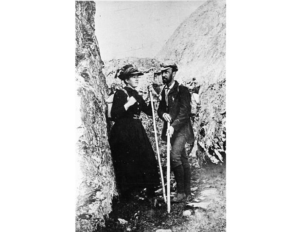 Patentingeniør Alfred Bryn var glad i fjellet. Han må også ha vært en ivrig fotograf. Her med sin forlovede, Sophie Bonnevie, fra en fottur i Jotunheimen 1886 eller 1887 &amp;#8211; 10 år før vår tur. De bar fotoutstyret med seg.