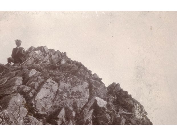 Fysiker og meteorolog Vilhelm Bjerknes var på denne tiden professor ved Stockholms Högskola. Han var gift med en annen av Kristine Bonnevies søstere, Honoria. Her sitter han på et utkikkspunkt og gjør notater. Dette bildet er fra fjellturen med Bryn i 1894.