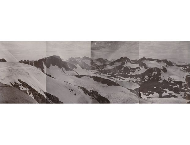 Dette panoramaet viser turens første dag. Bjerknes og Bryn besteg Mugna (2159 m.o.h.) og Kalvåhøgda, som vi ser til venstre i bildet.