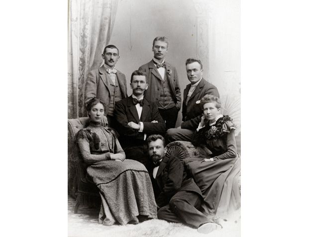I 1899 tok Thekla embetseksamen. Her er gruppe 4 avbildet sammen. Thekla sitter til høyre.