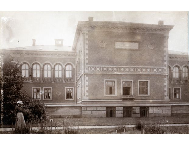 Etter embetseksamen reiste Thekla til København for å studere hos den tidlige økologen Eugen Warming. Her står hun utenfor det botaniske laboratorium i København, juni 1900.