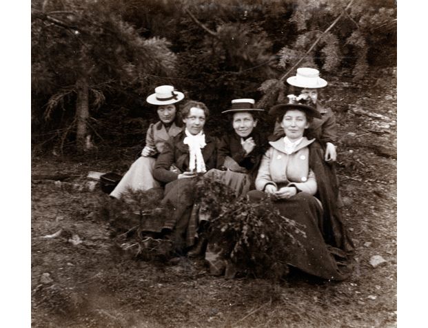 Thekla, søsteren Hanna (til høyre) og 3 andre kvinner stiller de seg pent opp for fotografen&amp;#8230;