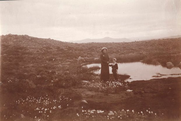 Thekla var første vitenskapelig ansatte mor ved universitetet. Dag ble født i 1905, og det eneste spor en kan se av det i universitetets årsberetninger er at hun ikke underviste i ett semester. Her er de på fjelltur i 1911.