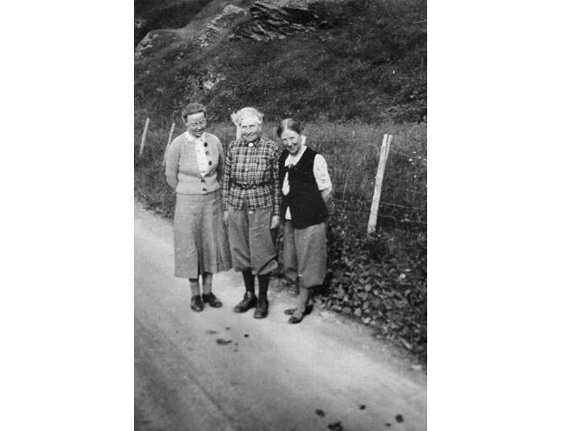 Kjemiprofessor Ellen Gleditsch og Thekla tilbrakte en rekke somre sammen på Kongsvoll fjellstue og ble nære venner. Her ser vi Liv Gleditsch, Thekla og Ellen Gleditsch i 1940.